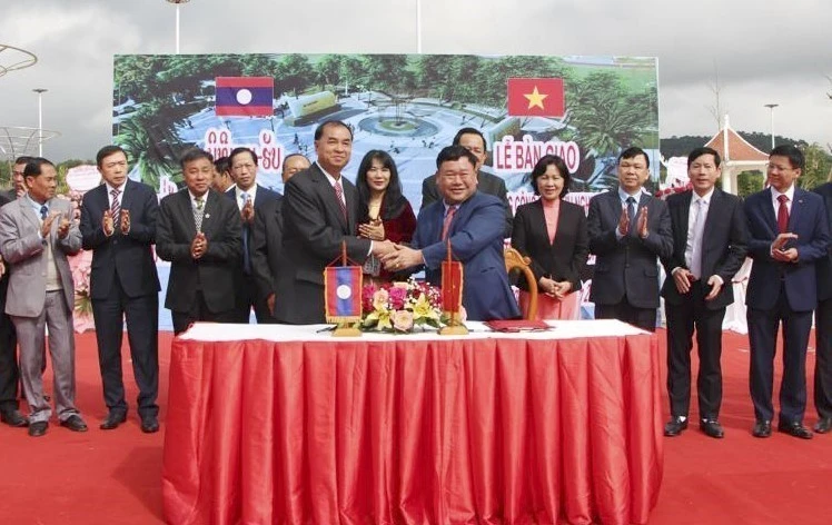 Đại biểu Việt Nam và Lào tại lễ bàn giao Công viên Hữu nghị Việt Nam-Lào. (Ảnh: TTXVN phát)