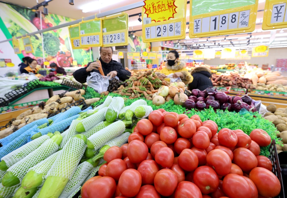 Người dân mua sắm tại siêu thị ở Sơn Đông (Trung Quốc), ngày 9/12/2023. (Ảnh: THX/TTXVN)