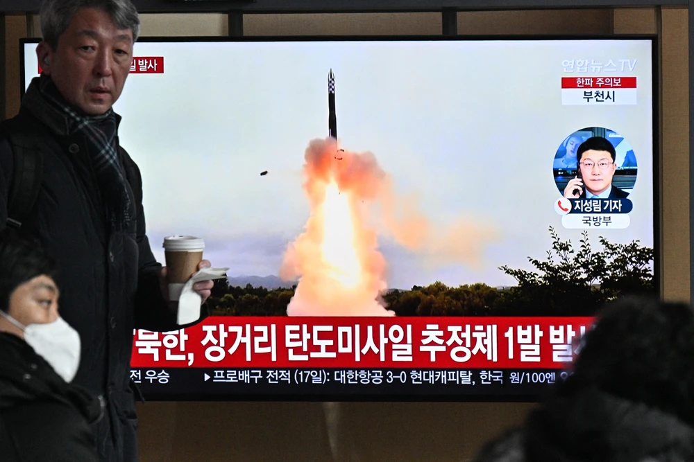 Người dân theo dõi bản tin truyền hình ở Seoul (Hàn Quốc) về vụ phóng tên lửa của Triều Tiên, ngày 18/12/2023. (Ảnh: AFP/TTXVN)
