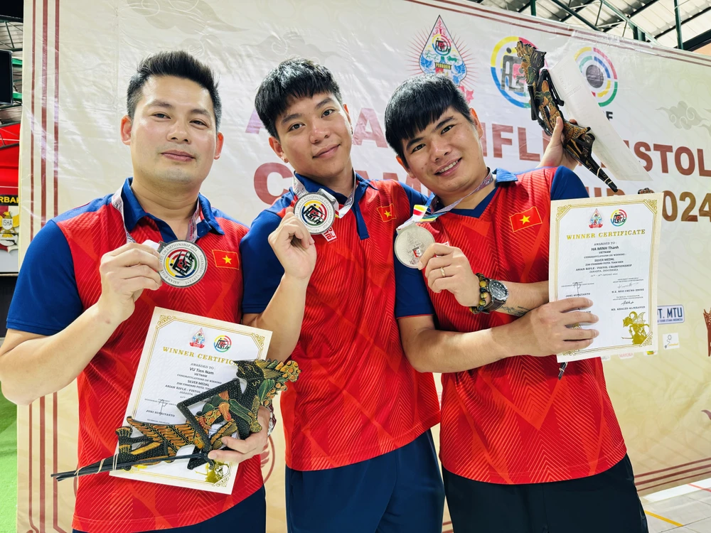 Các xạ thủ Việt Nam giành thêm Huy chương Bạc tại Giải Bắn súng Vô địch châu Á 2024. (Ảnh: Đỗ Quyên/PV TTXVN tại Indonesia)