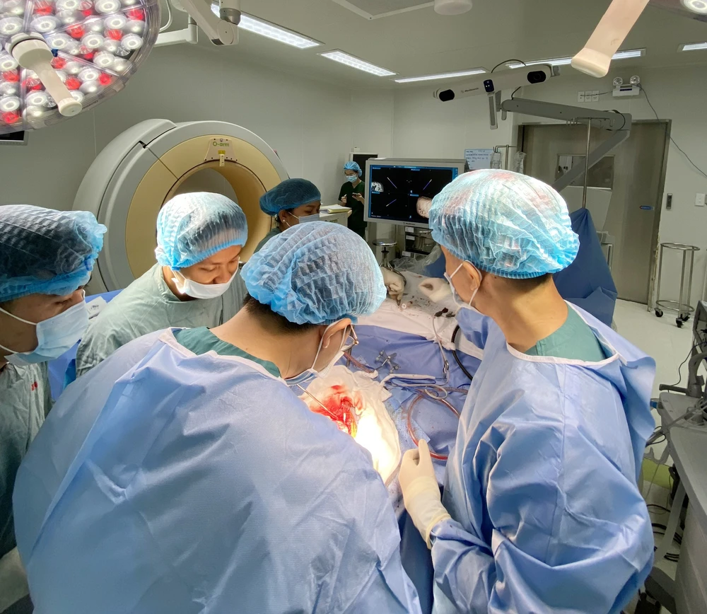 Các bác sỹ Bệnh viện Nguyễn Tri Phương (Thành phố Hồ Chí Minh) phẫu thuật thành công cho một bệnh nhân u não. (Ảnh: TTXVN)