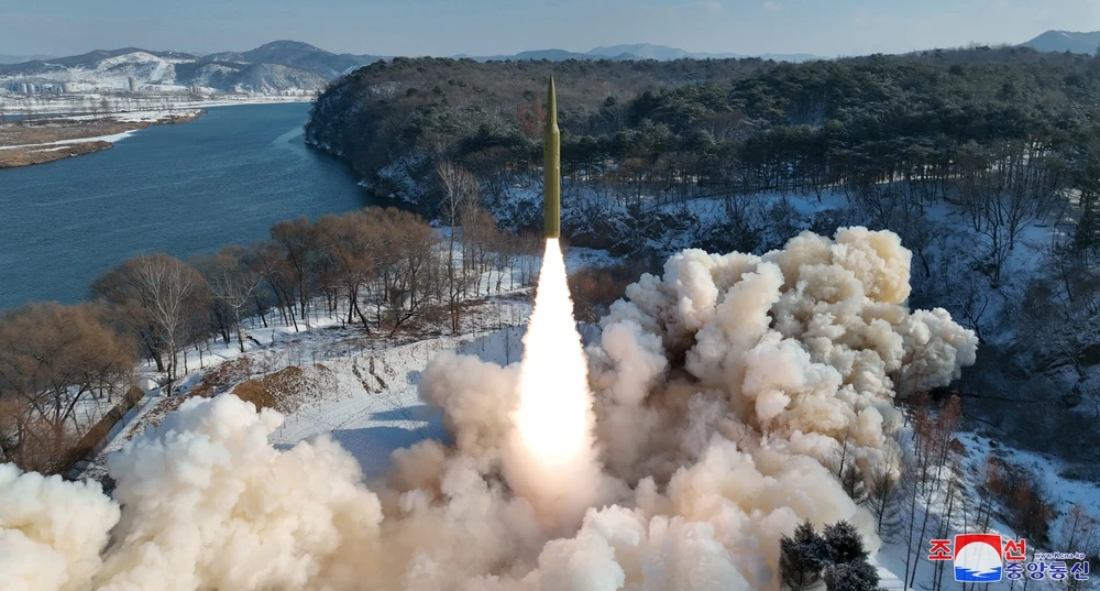 Triều Tiên phóng thử thành công tên lửa đạn đạo tầm trung sử dụng nhiên liệu rắn ngày 14/1/2024. (Ảnh: KCNA/TTXVN)