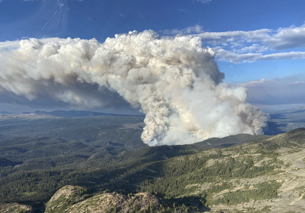 Khói bốc lên ngùn ngụt từ đám cháy rừng tại British Columbia (Canada), tháng 7/2023. (Ảnh: AFP/TTXVN)