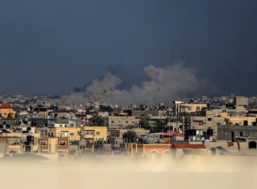 Khói bốc lên sau vụ không kích của Israel xuống thành phố Khan Younis, Dải Gaza ngày 15/1/2024. (Ảnh: THX/TTXVN)