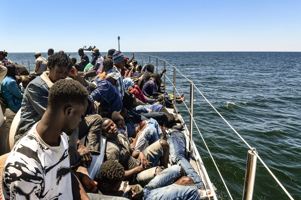 Người di cư được giải cứu trên vùng biển giữa Tunisia và Italy, ngày 10/8/2023. (Ảnh: AFP/TTXVN)
