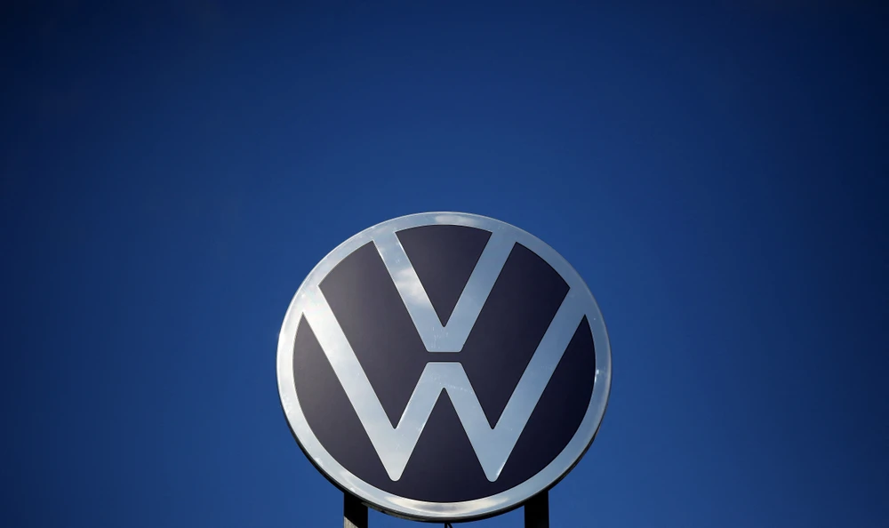 Biểu tượng hãng Volkswagen tại trụ sở ở Wolfsburg (Đức). (Ảnh: AFP/TTXVN)