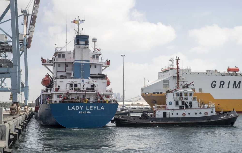 Một tàu chở hàng viện trợ tại cảng Ashdod, miền Nam Israel. (Ảnh: AFP/TTXVN)