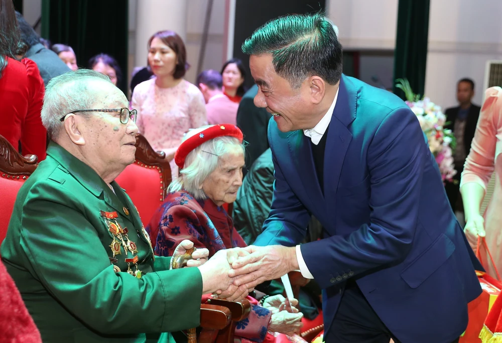 Ông Trần Cẩm Tú tặng quà, chúc Tết Mẹ Việt Nam Anh hùng, người có công với cách mạng, gia đình chính sách trên địa bàn tỉnh Lào Cai. (Ảnh: Quốc Khánh/TTXVN)