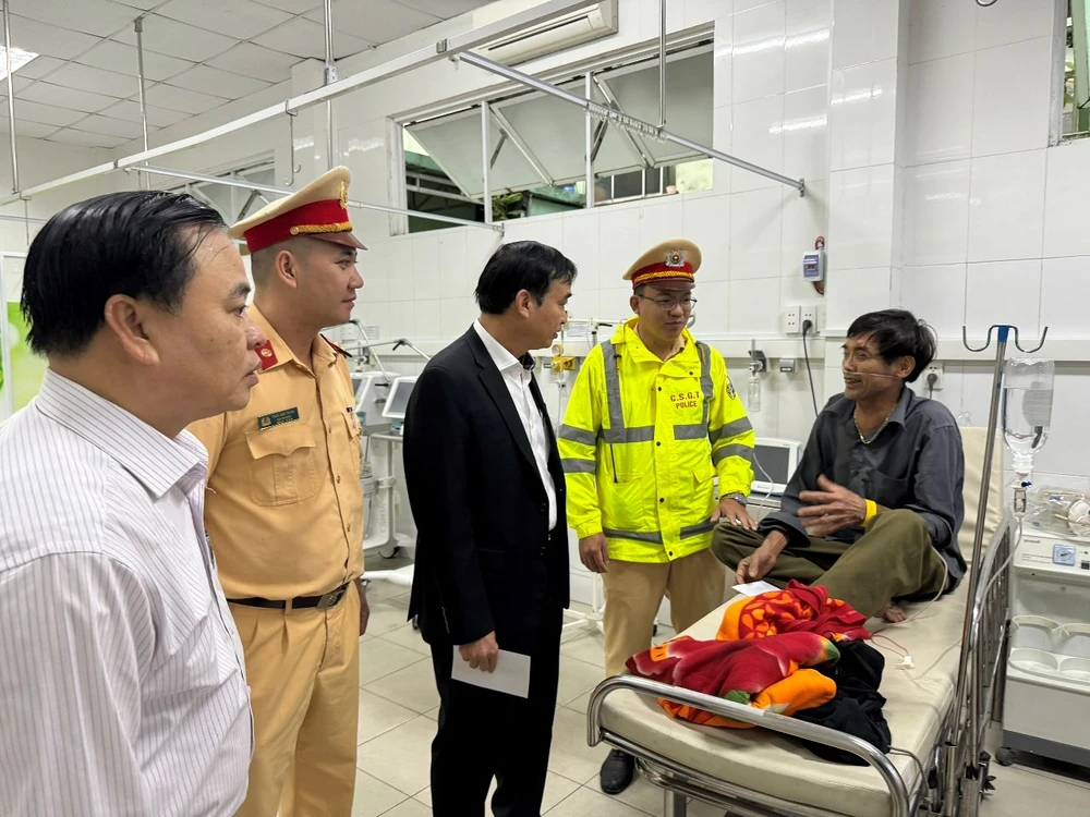 Ông Lê Trung Chinh, Chủ tịch Ủy ban Nhân dân, Trưởng Ban An toàn Giao thông thành phố Đà Nẵng thăm bệnh nhân trong vụ tai nạn điều trị tại Bệnh viện Đà Nẵng. (Ảnh: TTXVN phát)