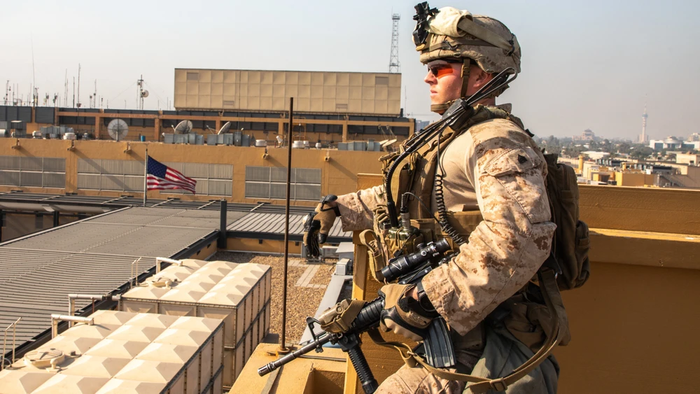 Binh sỹ gác tại Đại sứ quán Mỹ ở Baghdad (Iraq). (Ảnh: AFP/TTXVN)