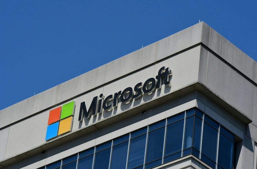 Biểu tượng Microsoft tại tòa nhà văn phòng ở Chevy Chase, Maryland (Mỹ). (Ảnh: AFP/TTXVN)