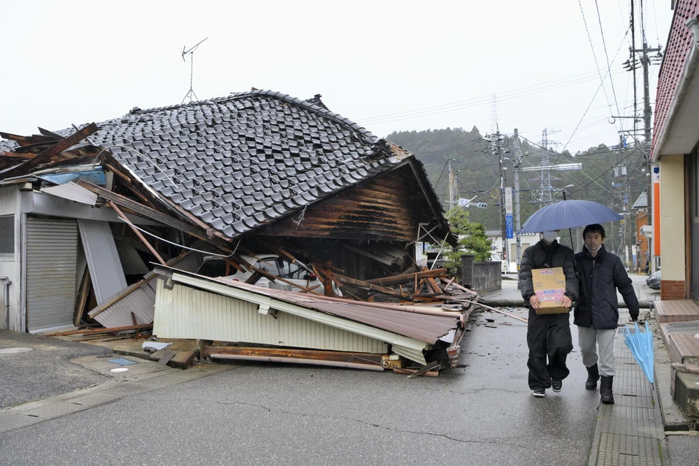 Một ngôi nhà đổ sập sau động đất tại tỉnh Ishikawa, Nhật Bản, ngày 3/1/2024. (Ảnh: Kyodo/TTXVN)