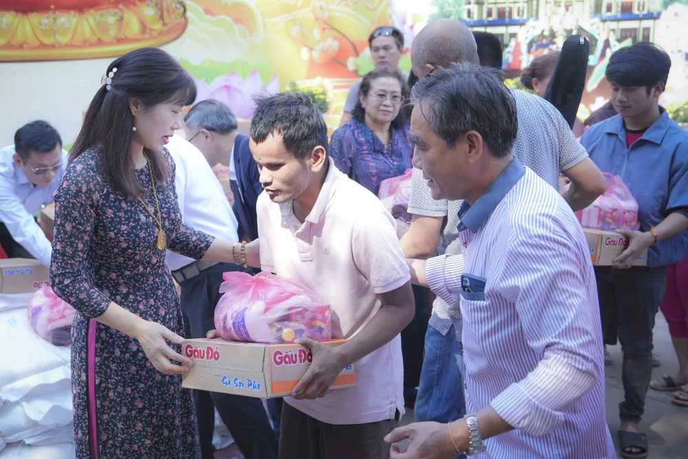 Phát quà cho người nghèo, người khuyết tật có hoàn cảnh khó khăn tại Lào. (Ảnh: Đỗ Bá Thành/TTXVN)