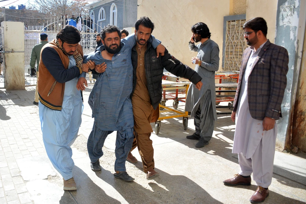 Nạn nhân bị thương trong vụ nổ tại tỉnh Balochistan (Pakistan), ngày 7/2/2024. (Ảnh: AFP/TTXVN)