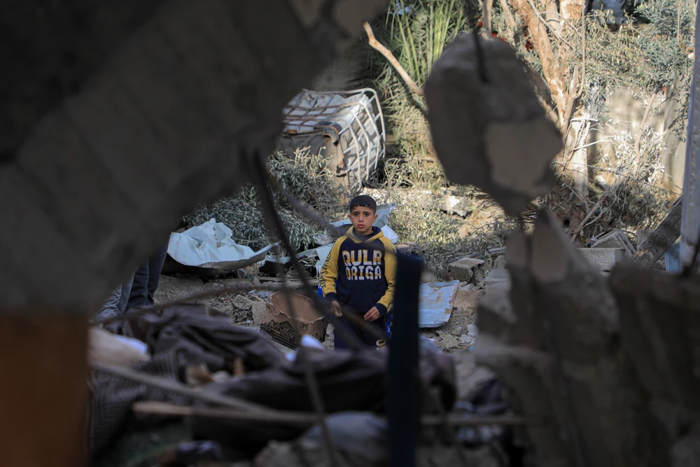 Em nhỏ bị mất nhà cửa sau vụ không kích của Israel xuống thành phố Rafah, Dải Gaza, ngày 3/2/2024. (Ảnh: THX/TTXVN)