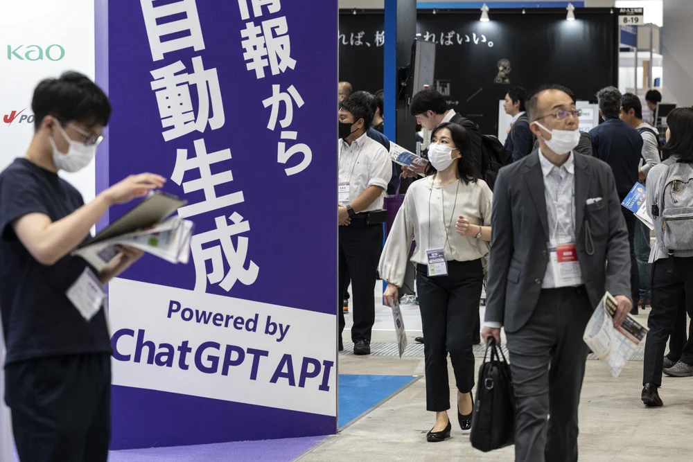 Biển quảng cáo ứng dụng ChatGPT tại một cuộc triển lãm công nghệ trí tuệ nhân tạo ở Tokyo (Nhật Bản) hồi năm ngoái. (Ảnh: AFP/TTXVN)
