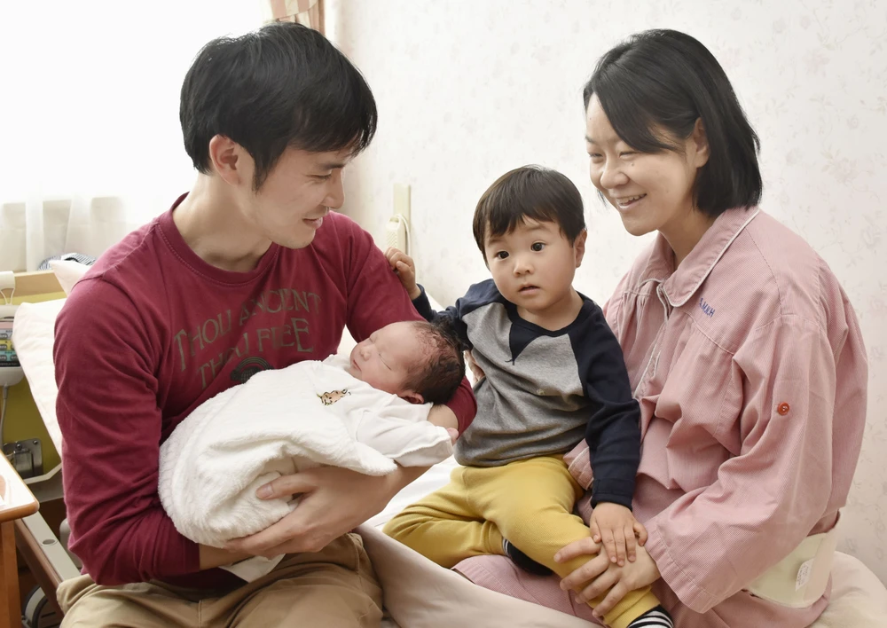 Một gia đình chào đón thành viên mới sinh tại bệnh viện ở Sapporo, Hokkaido (Nhật Bản). (Ảnh: Kyodo/TTXVN)