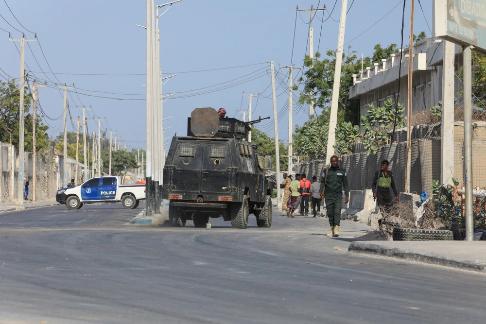 Lực lượng an ninh Somalia gác trên một đường phố ở Thủ đô Mogadishu. (Ảnh: AFP/TTXVN)