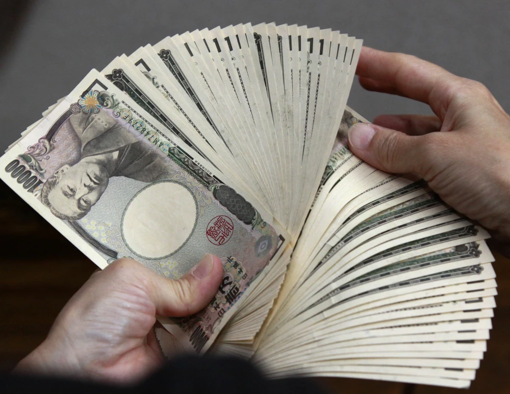 Đồng tiền mệnh giá 10.000 yen Nhật Bản. (Ảnh: AFP/TTXVN)