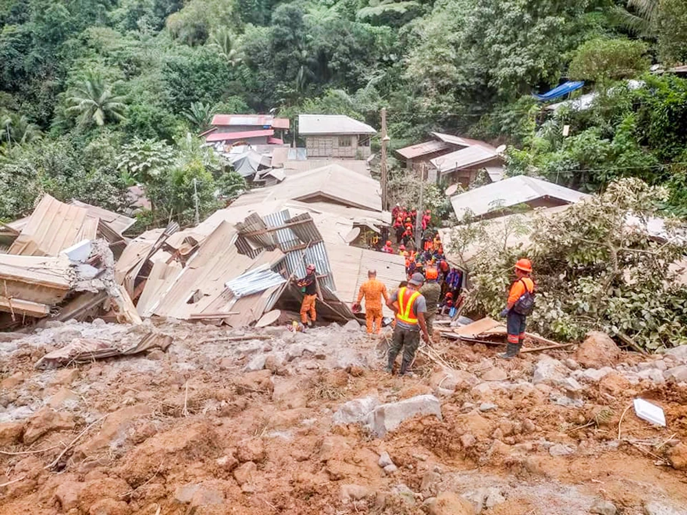 Lực lượng cứu hộ tìm kiếm nạn nhân tại hiện trường vụ lở đất ở tỉnh Davao de Oro (Philippines), ngày 7/2/2024. (Ảnh: THX/TTXVN)