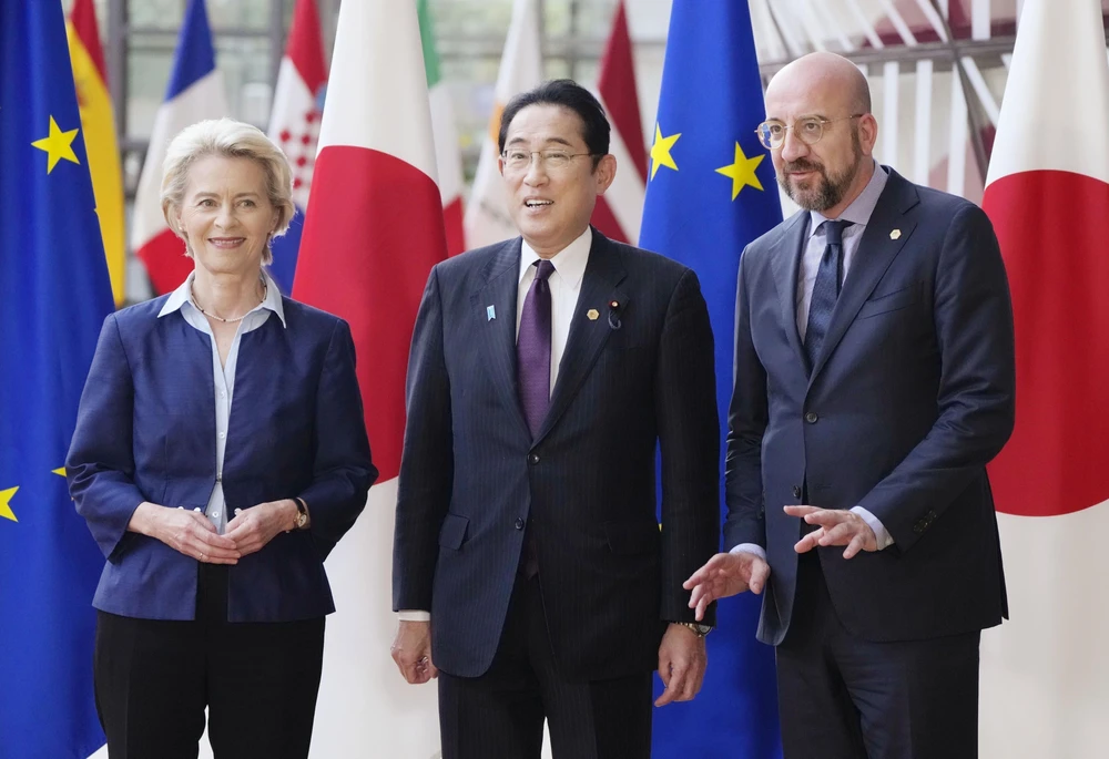 Chủ tịch EC Ursula von der Leyen (trái), Thủ tướng Nhật Bản Fumio Kishida (giữa) và Chủ tịch Hội đồng châu Âu Charles Michel tại Hội nghị Thượng đỉnh EU-Nhật Bản ở Brussels ngày 13/7/2023. (Ảnh: Kyodo/TTXVN)