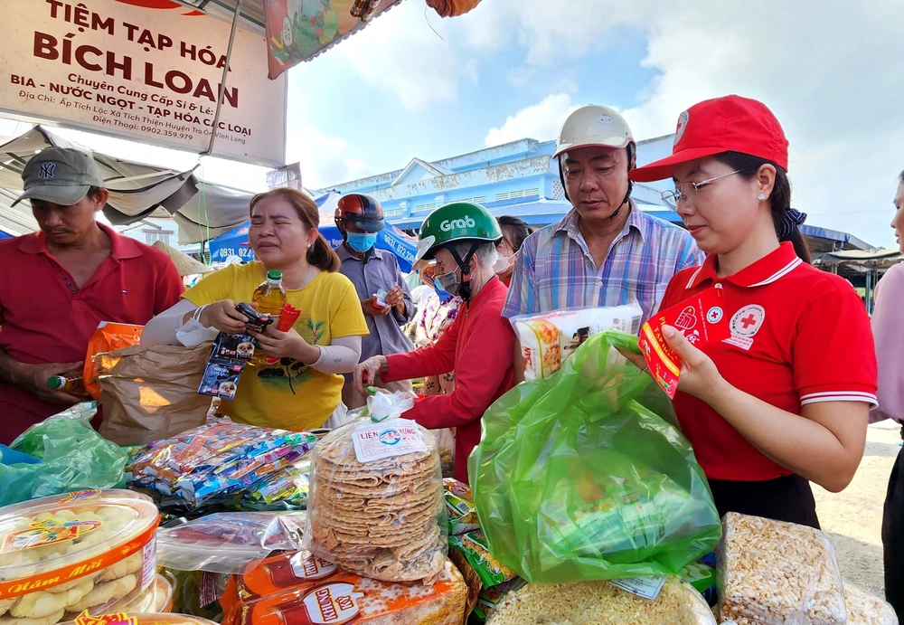 Phiên chợ "Tết Nhân ái" mang những món quà ý nghĩa đến với người nghèo Vĩnh Long, ngày 4/2/2024. (Ảnh: Lê Thúy Hằng/TTXVN)