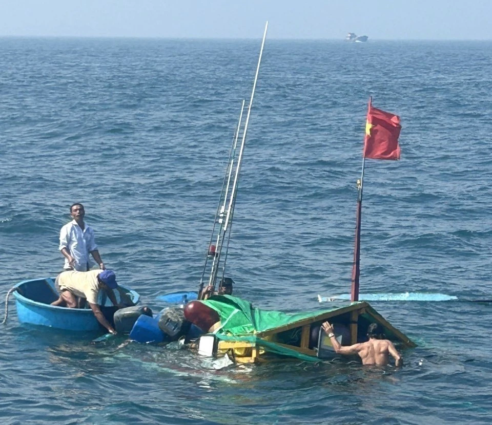 Tìm kiếm hai ngư dân mất tích tại khu vực tàu cá bị chìm. (Ảnh: TTXVN phát)
