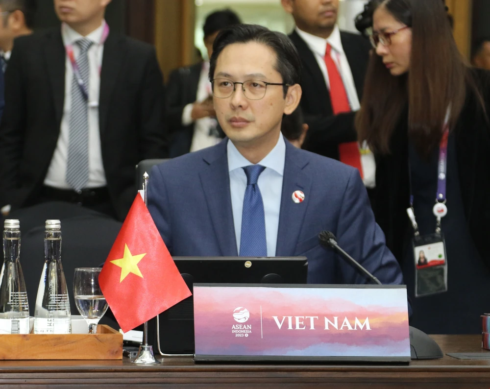 Thứ trưởng Bộ Ngoại giao Đỗ Hùng Việt tham dự Hội nghị Hội đồng Cộng đồng Chính trị-An ninh ASEAN lần thứ 27 tại Jakarta (Indonesia) hồi tháng Chín năm ngoái. (Ảnh: Hữu Chiến/TTXVN)