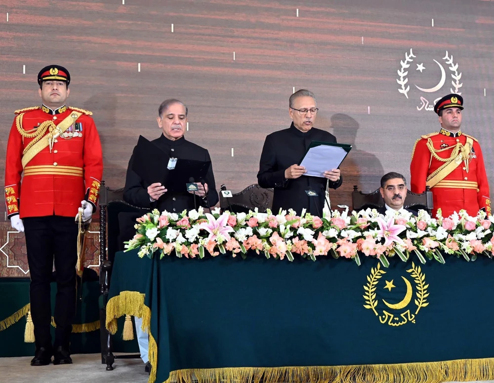 Tân Thủ tướng Pakistan Shahbaz Sharif (thứ hai, trái) tuyên thệ nhậm chức tại Islamabad ngày 4/3/2024. (Ảnh: THX/TTXVN)