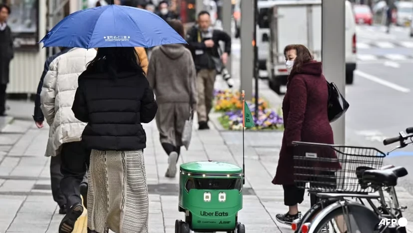 Robot của Uber Eats trình diễn dịch vụ giao hàng bằng robot của Uber Eats tại trung tâm thành phố Tokyo, ngày 5/3/2024. (Nguồn: AFP/CNA)