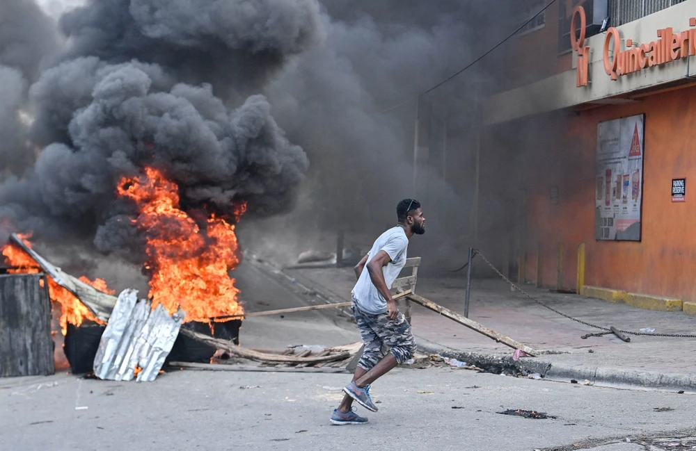 Người biểu tình phản đối Thủ tướng Haiti Ariel Henry gây bạo loạn tại Port-au-Prince, ngày 7/2/2024. (Ảnh: AFP/TTXVN)