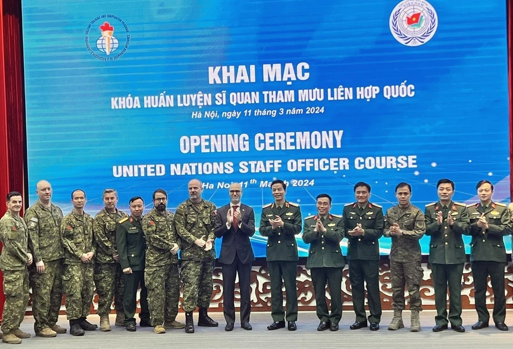 Trung tướng Nguyễn Trọng Bình, Phó Tổng Tham mưu Trưởng Quân đội Nhân dân Việt Nam và các đại biểu tại Lễ Khai mạc Khóa Huấn luyện. (Ảnh: TTXVN phát)