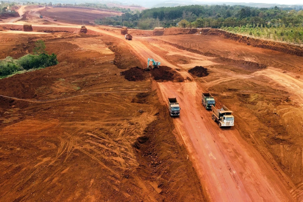 Khai thác quặng bauxite phục vụ chế biến alumin tại Công ty Nhôm Đắk Nông. (Ảnh: Hưng Thịnh/TTXVN)