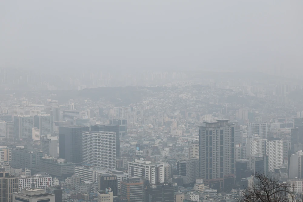 Bụi mịn bao phủ bầu trời tại Seoul (Hàn Quốc), ngày 3/3/2024. (Ảnh: Yonhap/TTXVN)