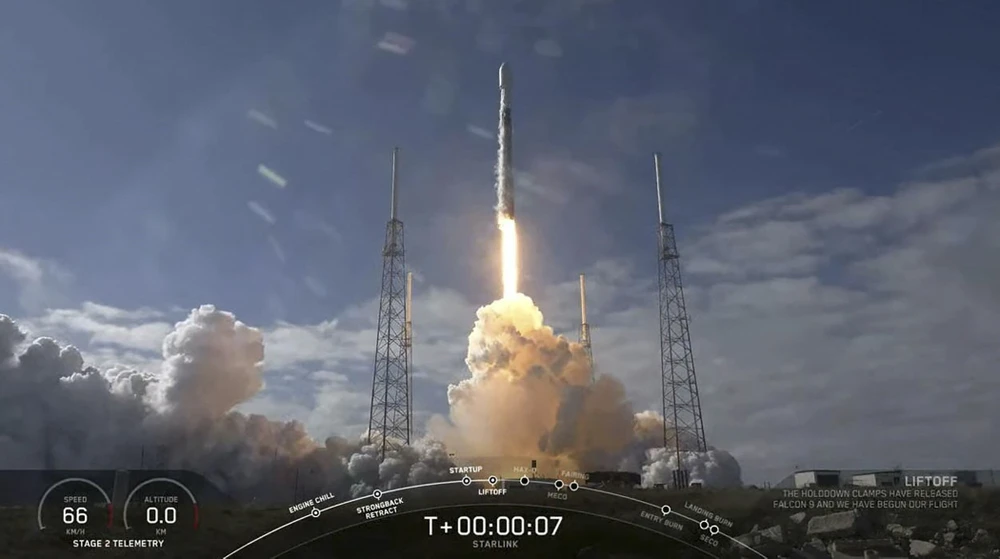 Tên lửa Falcon 9 của SpaceX mang theo 60 vệ tinh Starlink rời bệ phóng tại Căn cứ Không quân Mũi Canaveral ở bang Florida (Mỹ), hồi tháng 2/2020. (Ảnh: AFP/TTXVN)