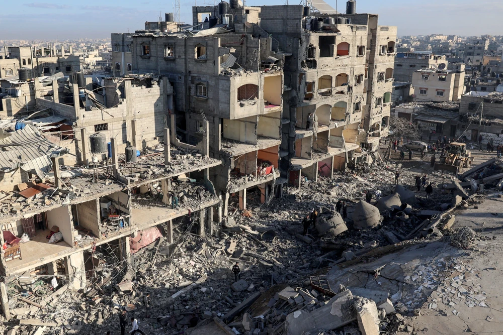 Cảnh đổ nát sau cuộc không kích của Israel tại trại tị nạn Rafah ở Dải Gaza ngày 22/2/2024. (Ảnh: AFP/TTXVN)