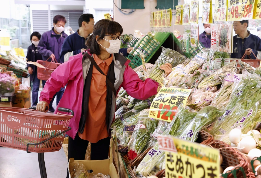 Người tiêu dùng mua sắm tại siêu thị ở Tokyo (Nhật Bản). (Ảnh: Kyodo/TTXVN)