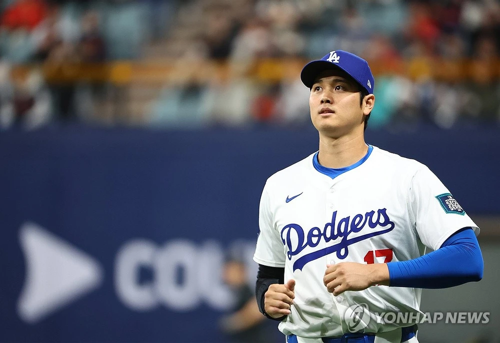 Shohei Ohtani của Los Angeles Dodgers khởi động trên sân Gocheok Sky Dome ở Seoul, ngày 18/3/2024. (Nguồn: Yonhap)