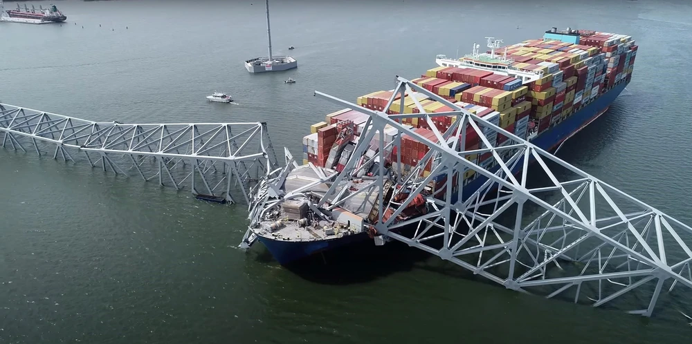 Tàu container Dali treo cờ Singapore đâm sập cầu Francis Scott Key ở thành phố Baltimore, bang Maryland (Mỹ), ngày 26/3/2024. (Ảnh: AFP/TTXVN)