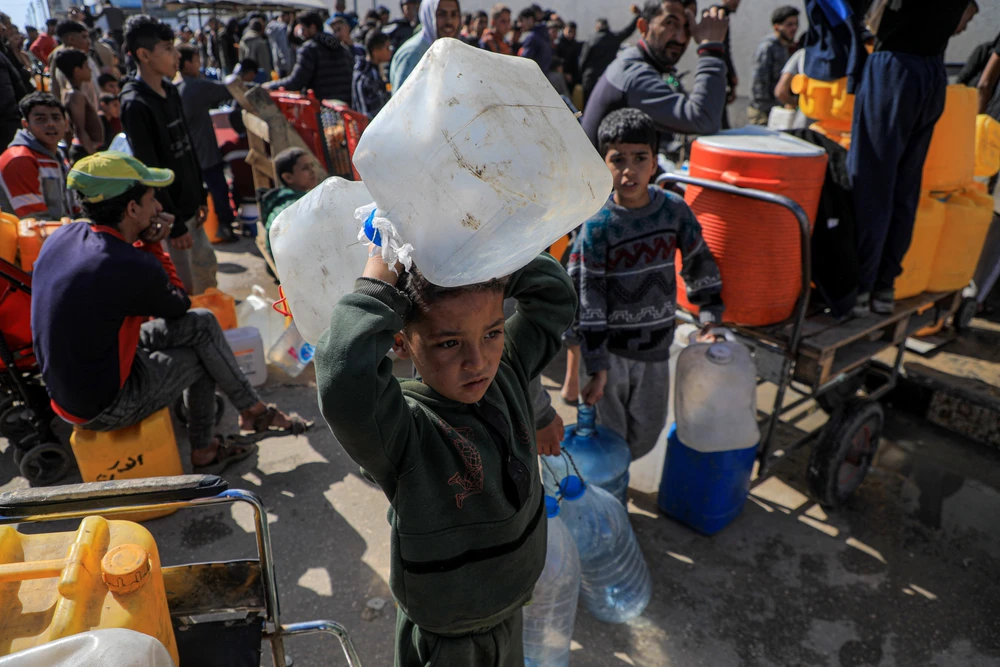 Trẻ em chờ lấy nước sinh hoạt tại thành phố Rafah, Dải Gaza ngày 22/3/2024. (Ảnh: THX/TTXVN)