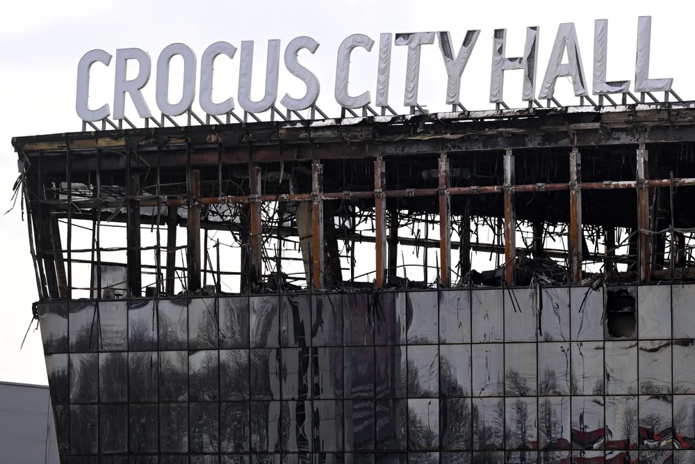 Nhà hát Crocus City Hall ở ngoại ô Moskva (Nga) cháy rụi sau vụ tấn công khủng bố, ngày 26/3/2024. (Ảnh: AFP/TTXVN)