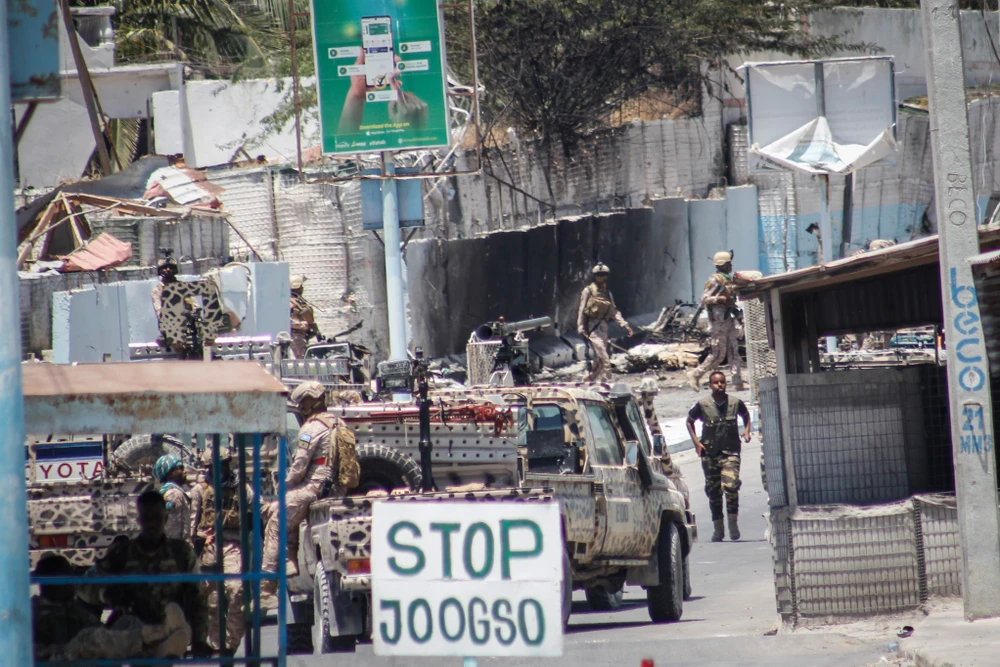 Lực lượng an ninh phong tỏa tuyến đường dẫn tới khách sạn SYL ở Mogadishu (Somalia) sau một vụ tấn công, ngày 15/3/2024. (Ảnh: THX/TTXVN)