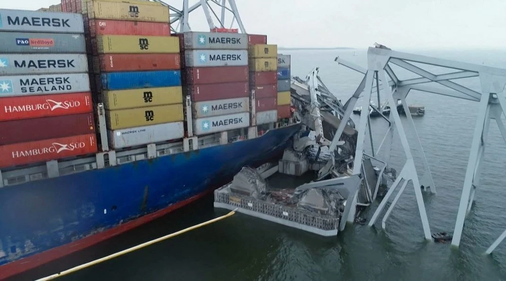Hiện trường vụ tàu container Dali đâm sập cầu ở cảng Baltimore hôm 26/3. (Ảnh: AFP/TTXVN)
