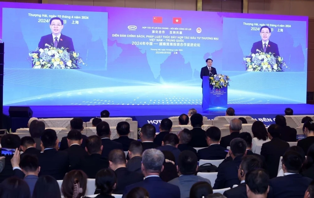 Chủ tịch Quốc hội Vương Đình Huệ phát biểu tại Diễn đàn Chính sách, Pháp luật Thúc đẩy Hợp tác Đầu tư và Thương mại Việt Nam-Trung Quốc. (Ảnh: Nhan Sáng/TTXVN)