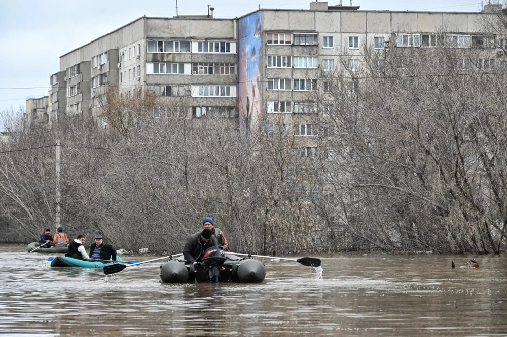 Lực lượng cứu hộ sơ tán người dân khỏi vùng ngập lụt tại Orsk, vùng Orenburg (Nga), ngày 8/4/2024. (Ảnh: AFP/TTXVN)