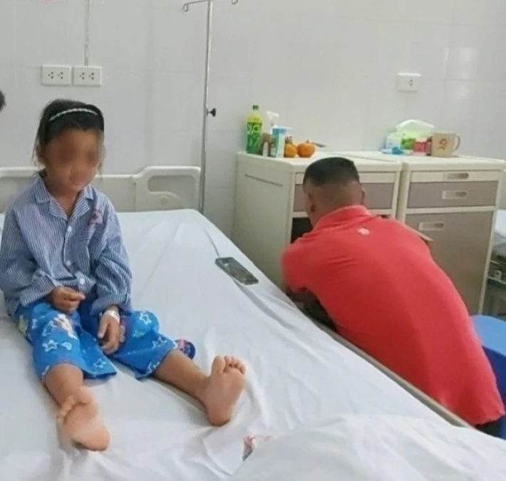 Học sinh Phùn Thảo Ly được theo dõi, điều trị tại Bệnh viên Đa khoa tỉnh Quảng Ninh. (Ảnh: TTXVN phát)