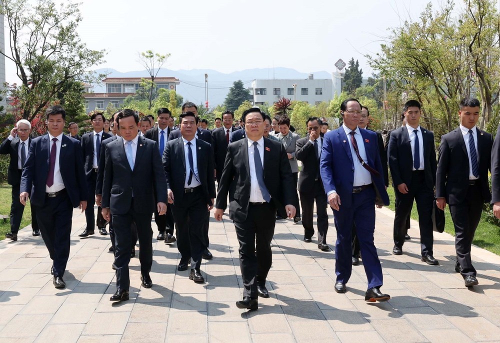 Chủ tịch Quốc hội Vương Đình Huệ thăm dự án tiêu biểu về công nghệ cao tại Trung tâm Sáng tạo Nông nghiệp Xanh Vân Thiên Hoá tỉnh Vân Nam (Trung Quốc). (Ảnh: Nhan Sáng/TTXVN))