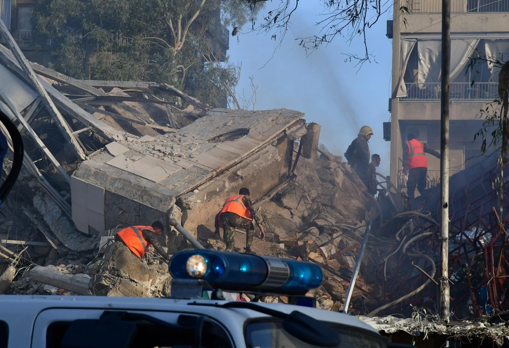 Lực lượng cứu hộ khẩn cấp làm nhiệm vụ tại hiện trường vụ oanh tạc khu vực gần Đại sứ quán Iran ở Damascus (Syria), ngày 1/4/2024. (Ảnh: THX/TTXVN)