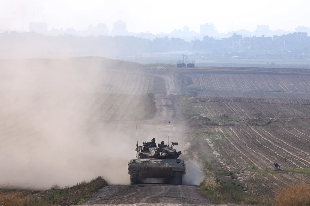 Xe quân sự Israel di chuyển gần biên giới với Dải Gaza ngày 7/4/2024. (Ảnh: THX/TTXVN)
