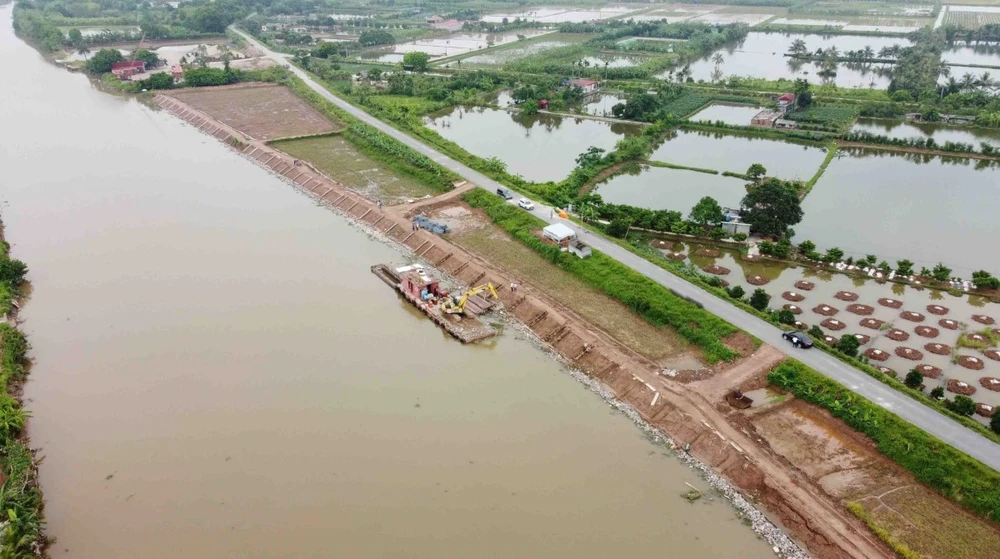 Hoạt động tu bổ kè bảo vệ phía sông đê Hữu Hoá thuộc các xã Thụy Hưng và Thụy Việt, huyện Thái Thụy (tỉnh Thái Bình). (Ảnh: Vũ Sinh/TTXVN)